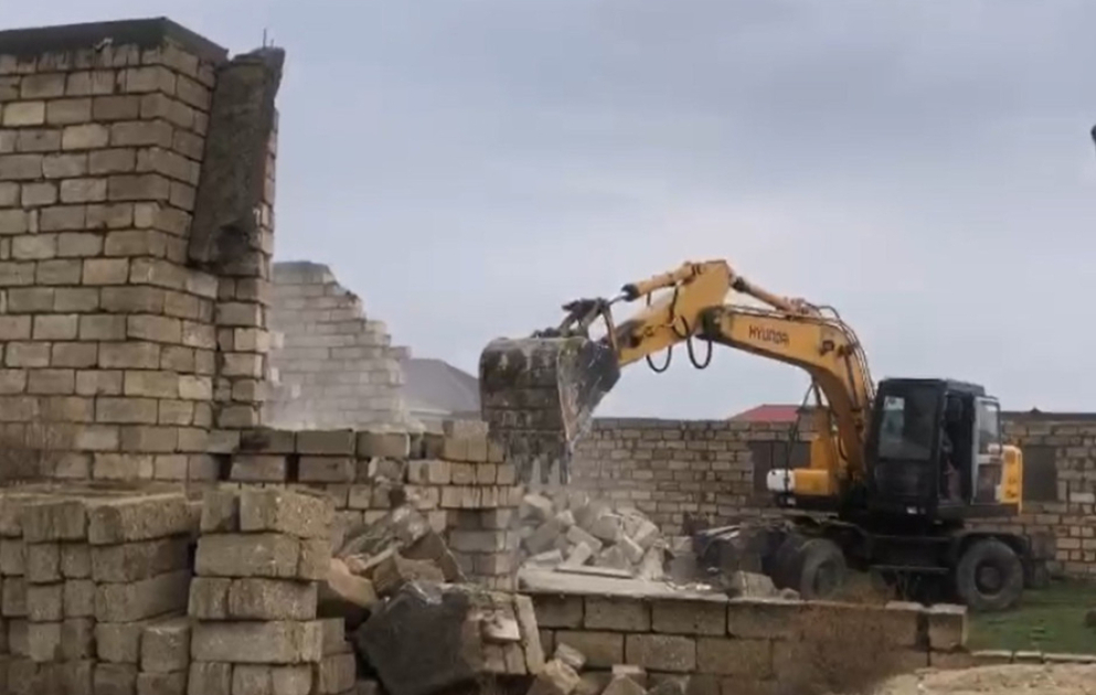 Suraxanı rayonunda qanunsuz inşa olunan tikililər sökülüb VİDEO