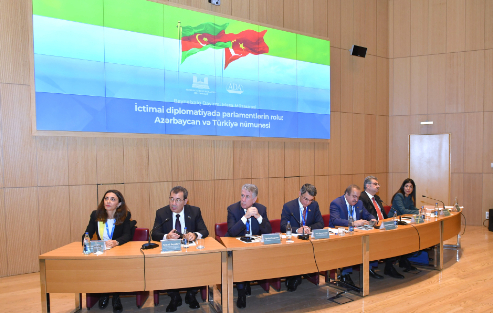 Bakıda “İctimai diplomatiyada parlamentlərin rolu: Azərbaycan və Türkiyə nümunəsi” mövzusunda dəyirmi masa təşkil olunub YENİLƏNİB VİDEO