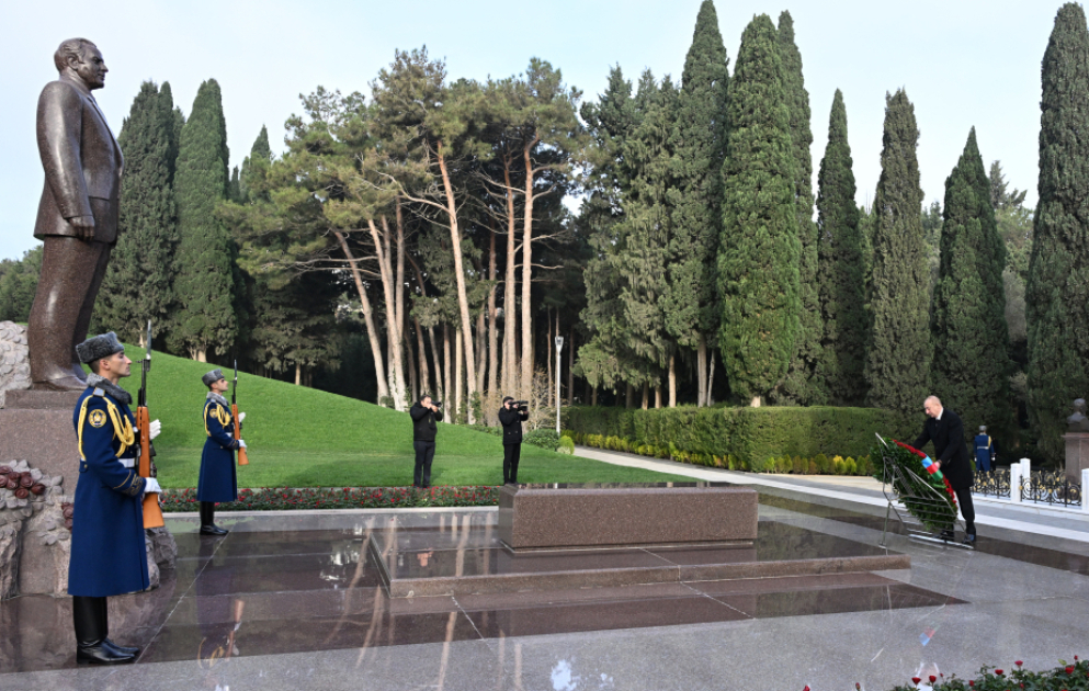 President Ilham Aliyev and First Lady Mehriban Aliyeva visited grave of National Leader Heydar Aliyev VIDEO