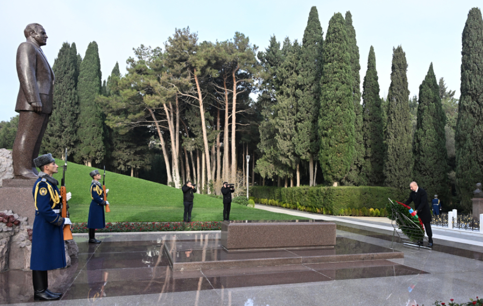 Präsident Ilham Aliyev und First Lady Mehriban Aliyeva besuchen Grabmal von Nationalleader Heydar Aliyev VIDEO