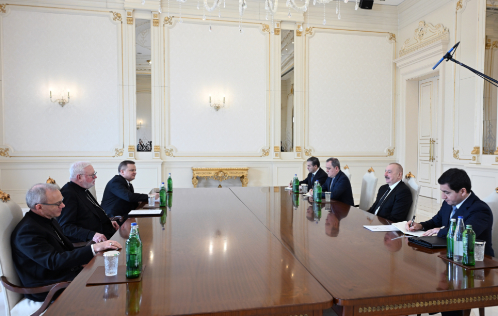 Präsident Ilham Aliyev empfängt Sekretär des Heiligen Stuhls für Beziehungen zu Staaten und internationalen Organisationen VIDEO