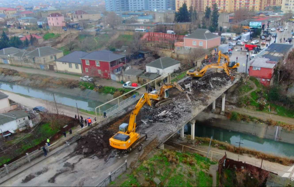 Sumqayıt şəhərini Saray qəsəbəsi ilə birləşdirən mövcud körpünün söküntüsünə başlanılıb VİDEO