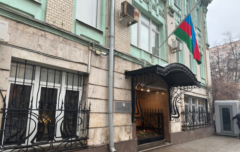 Москвичи возлагают цветы к зданию посольства Азербайджана в России ВИДЕО