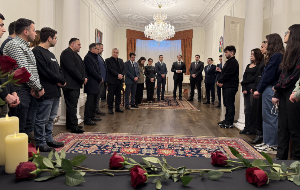 Təyyarə qəzasında həyatını itirənlərin xatirəsi Londonda da yad edilir VİDEO