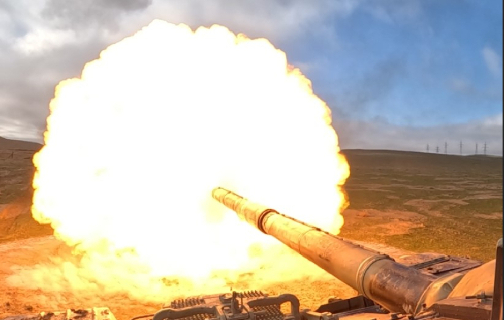 Tank bölmələri ilə döyüş atışlı taktiki təlim keçirilib VİDEO