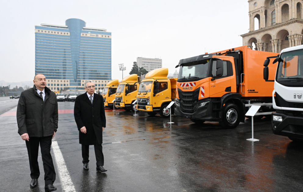 Prezident İlham Əliyev Bakıda kommunal xidmət göstərəcək müxtəlif xüsusi təyinatlı nəqliyyat vasitələri ilə tanış olub YENİLƏNİB VİDEO