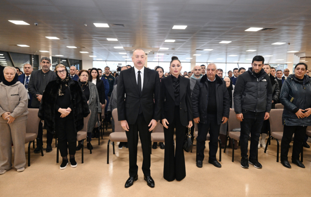 Prezident İlham Əliyev təyyarə qəzasında həlak olan ekipaj üzvlərinin vida mərasimində iştirak edib VİDEO