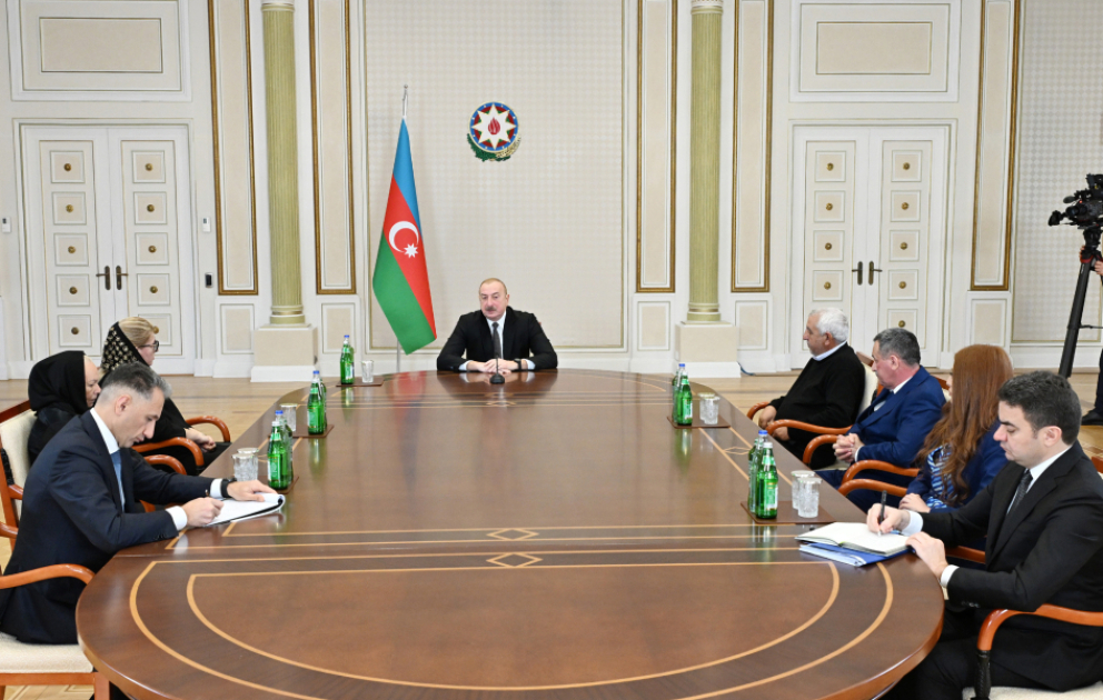 Le président Ilham Aliyev rencontre les membres des familles de l’équipage décédé dans le crash d’avion et les agents de bord ayant survécu MIS A JOUR VIDEO
