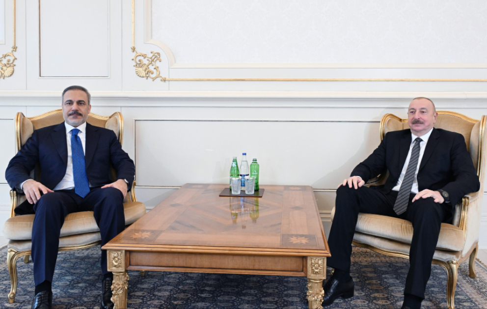 Президент Ильхам Алиев принял министра иностранных дел Турции ВИДЕО