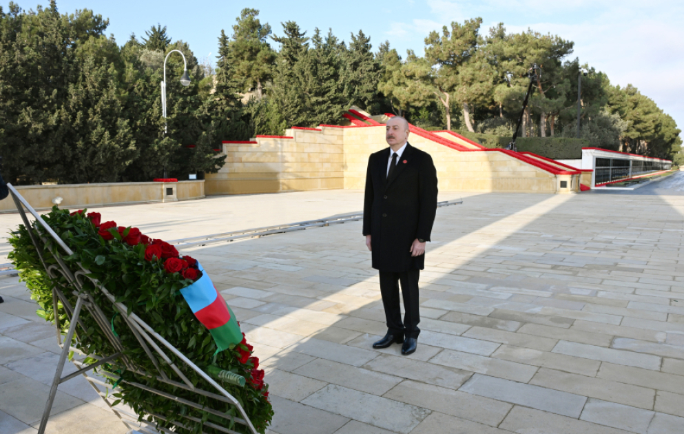 Prezident İlham Əliyev 20 Yanvar şəhidlərinin xatirəsini yad edib VİDEO
