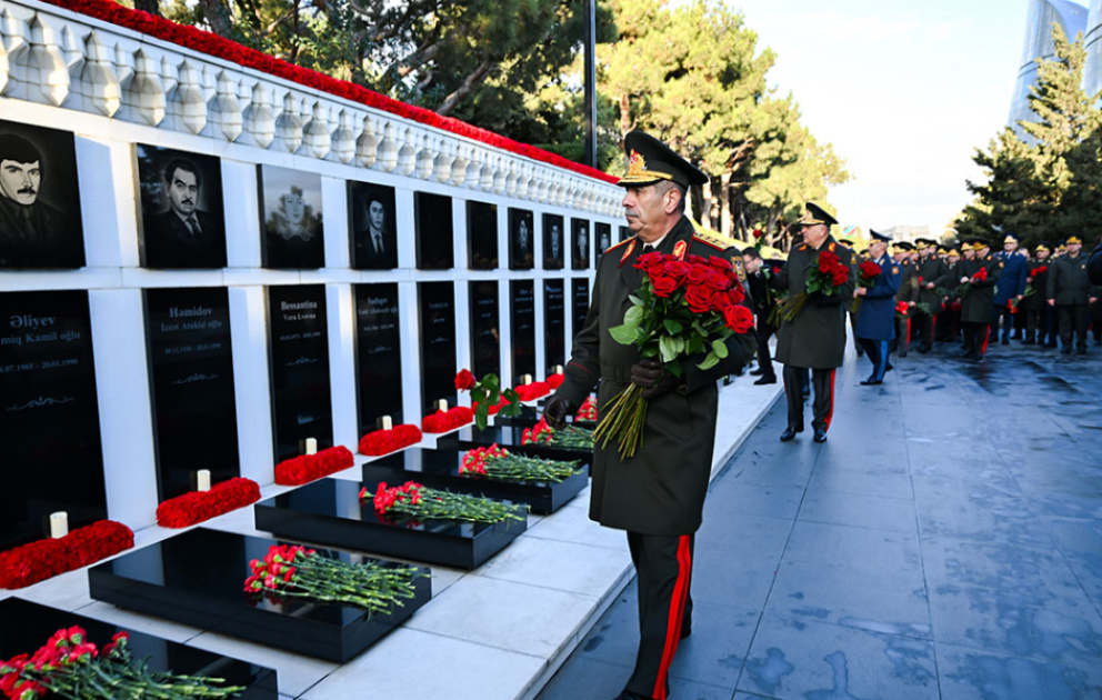 Azerbaijan Defense Ministry’s leadership visits Alley of Martyrs VIDEO
