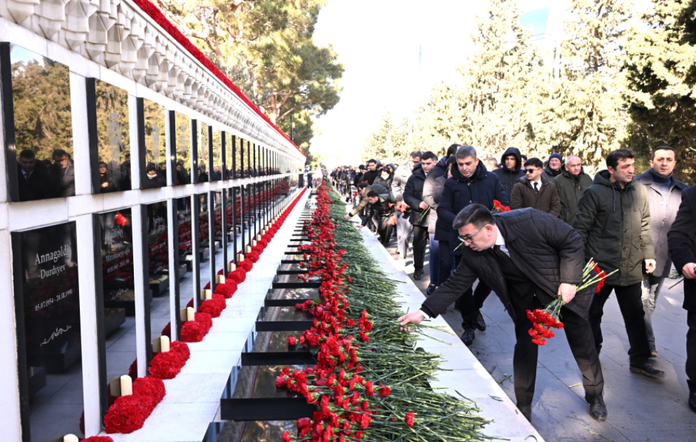 Les collaborateurs de l’AZERTAC visitent l’Allée des Martyrs VIDEO