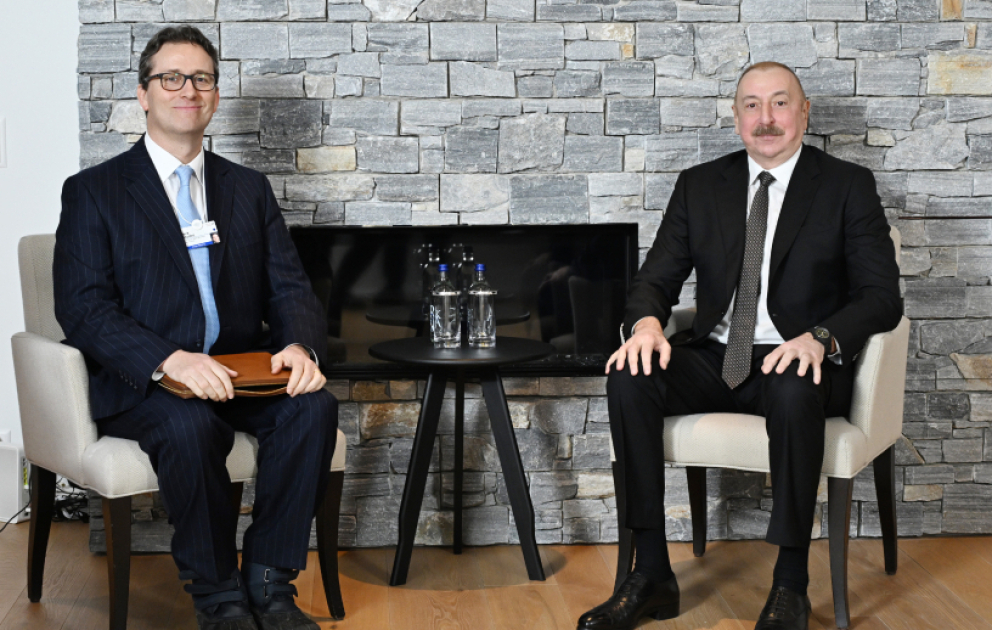Präsident Ilham Aliyev trifft CEO der Oliver Wyman Group in Davos VIDEO