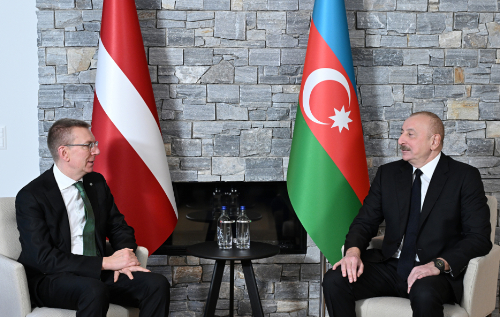 Prezident İlham Əliyev Davosda Latviya Prezidenti ilə görüşüb VİDEO