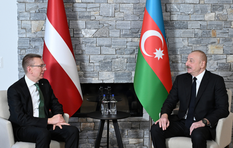 Davos: Präsident Ilham Aliyev trifft sich mit seinem lettischen Amtskollegen VIDEO