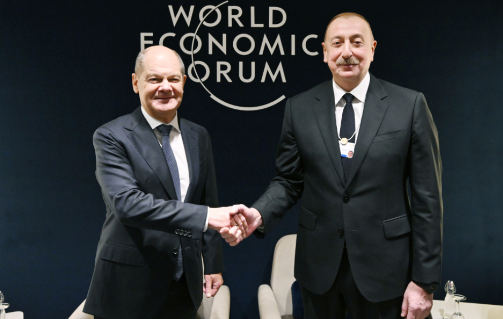 Präsident Ilham Aliyev trifft sich mit Bundeskanzler Olaf Scholz VIDEO