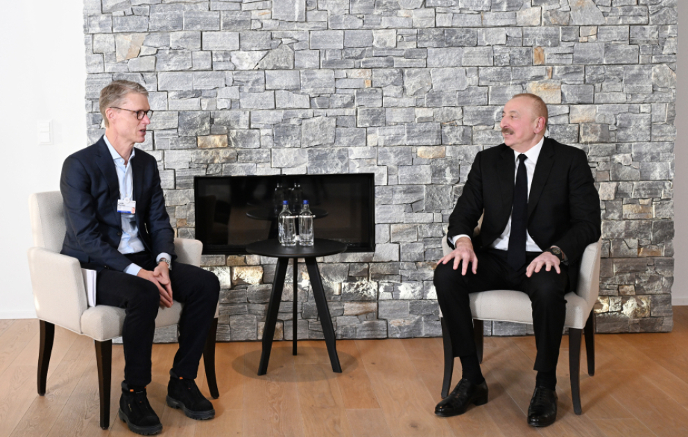 Präsident Ilham Aliyev trifft Vorsitzenden des Aufsichtsrats und CEO von Carlsberg Group in Davos VIDEO
