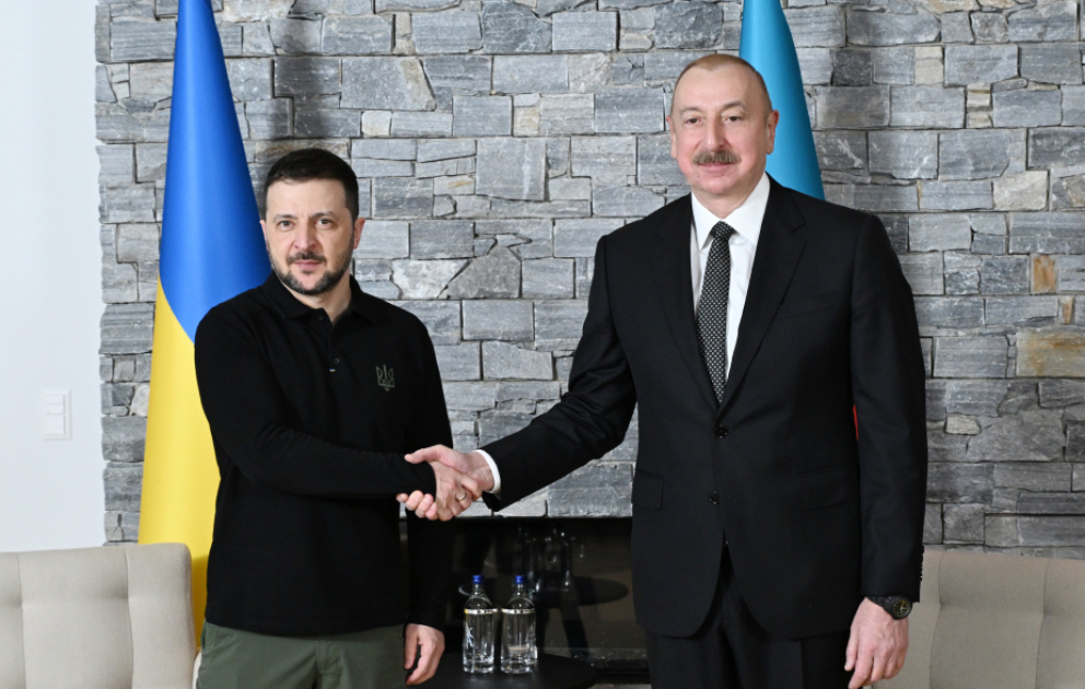 Präsident Ilham Aliyev und Präsident Wolodymyr Selenskyj treffen sich in Davos VIDEO