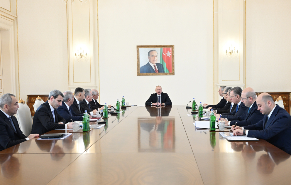 Besprechung über Verkehrsprobleme  Ilham Aliyev hält Rede bei Sitzung AKTUALISERT VIDEO