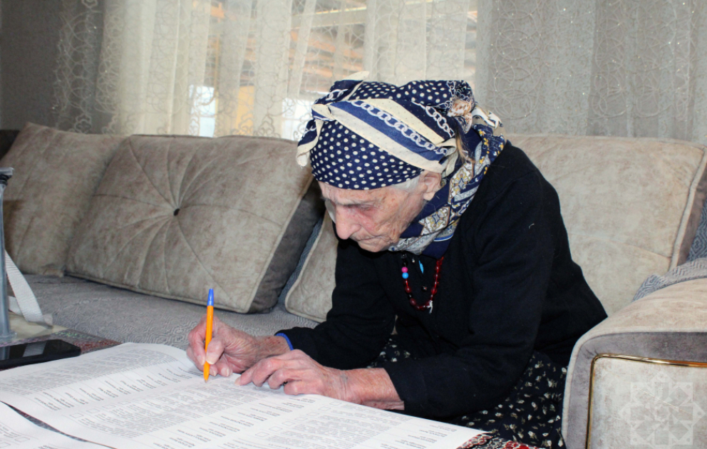 В Астаре 101-летняя Марьям нене проголосовала у себя дома ВИДЕО