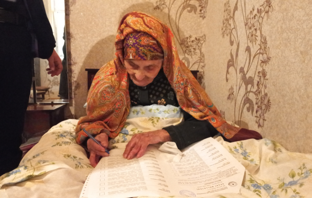 В Тертере в дом 115-летней избирательницы доставили переносную урну ВИДЕО