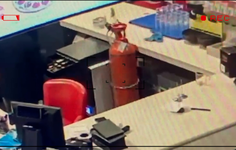 Polis quldurluq hadisəsini imitasiya edərək restoranın kassasını talayan şəxsləri saxlayıb VİDEO