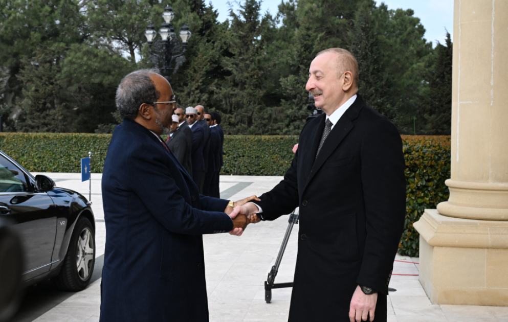 Cérémonie d'accueil officiel du président somalien Hassan Cheikh Mohamoud à Bakou VIDEO