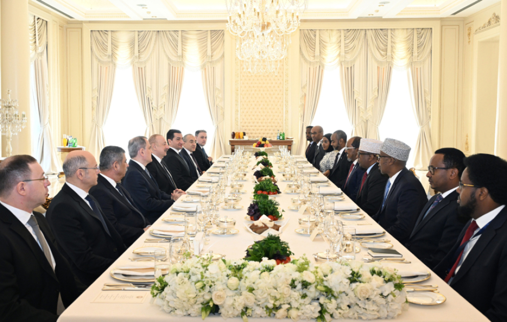 Prezident İlham Əliyevin Somali Prezidenti ilə lanç əsnasında geniş tərkibdə görüşü olub  VİDEO