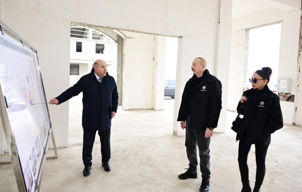 Le président Aliyev inspecte l’avancement des travaux dans le 2e complexe résidentiel à Aghdam MIS A JOUR VIDEO