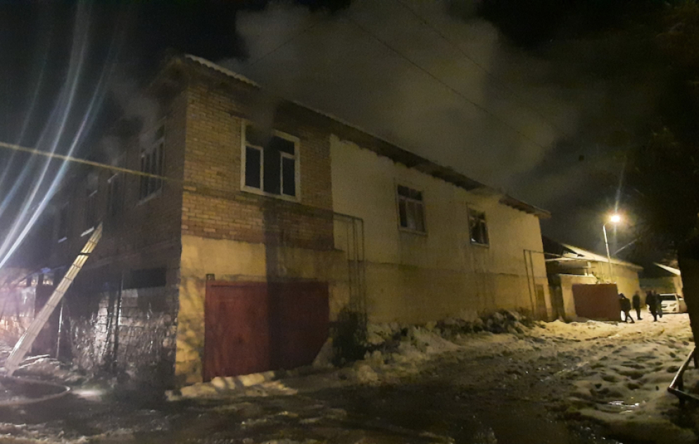 Salyanda ikimərtəbəli ev yanıb VİDEO