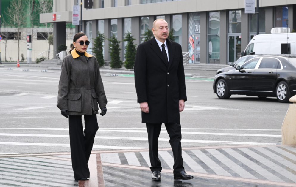 Президент Ильхам Алиев и первая леди Мехрибан Алиева посетили памятник жертвам Ходжалинского геноцида ВИДЕО