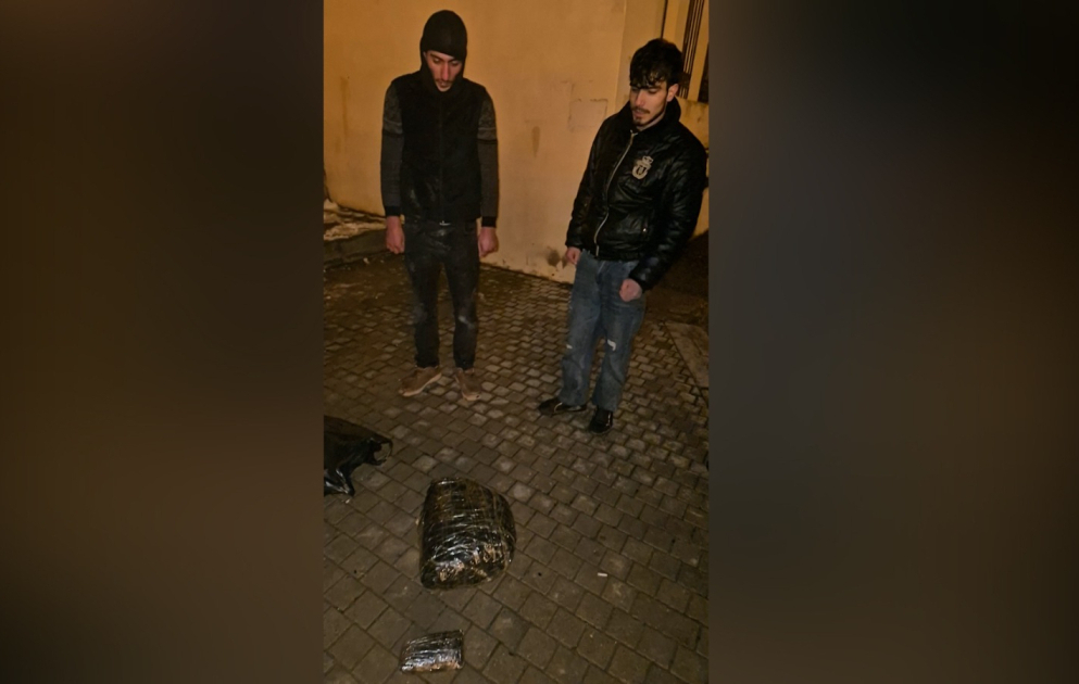 Polis Səbail rayonunda saxladığı narkokuryerlərdən 3 kiloqramdan çox narkotik vasitə götürüb VİDEO