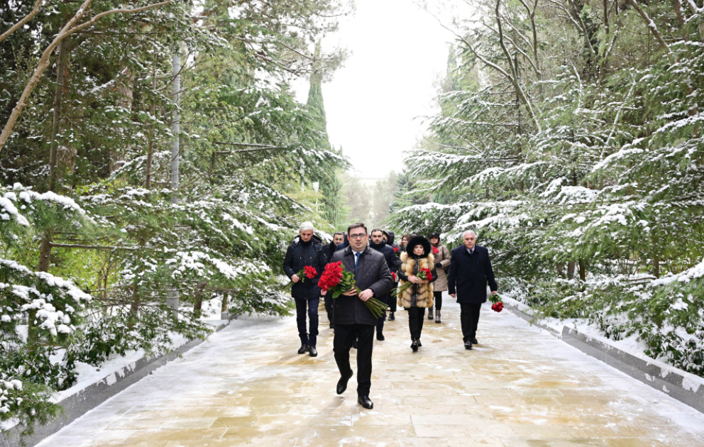 AZERTAC-Mitarbeiter besuchen Grab von Nationalleader Heydar Aliyev VIDEO