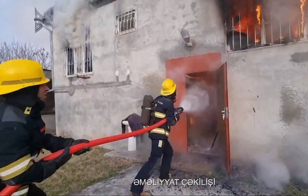 Ağcabədidə ev yanıb, xəsarət alan var VİDEO