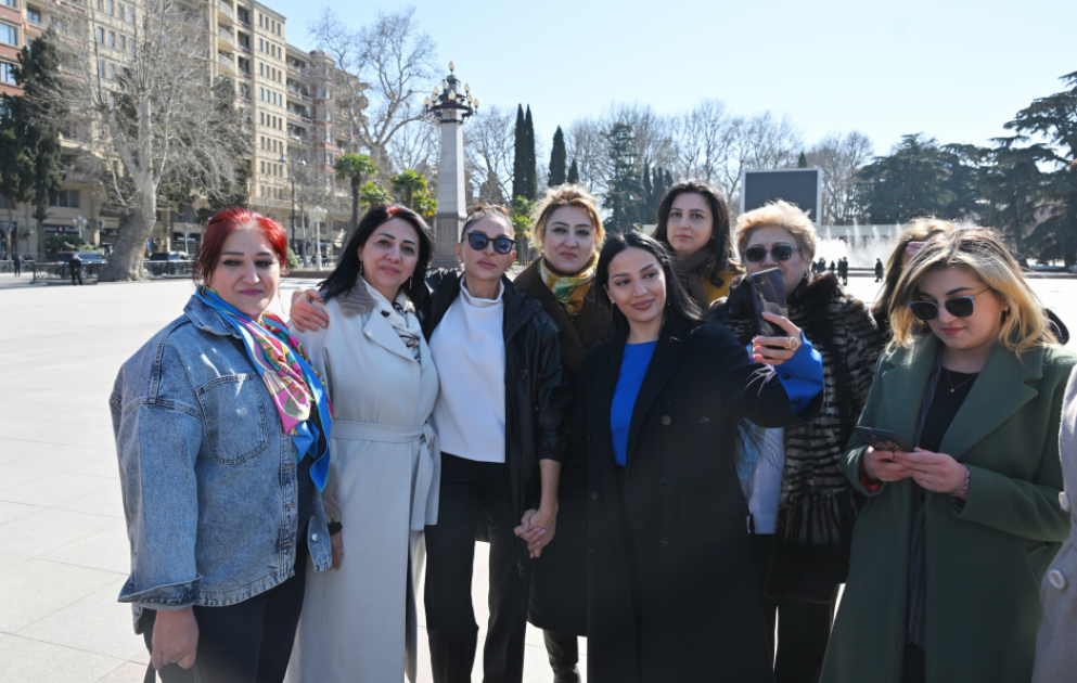 Erste Vizepräsidentin Mehriban Aliyeva zu Besuch in Ganja Besuch des Denkmals von Heydar Aliyev VIDEO