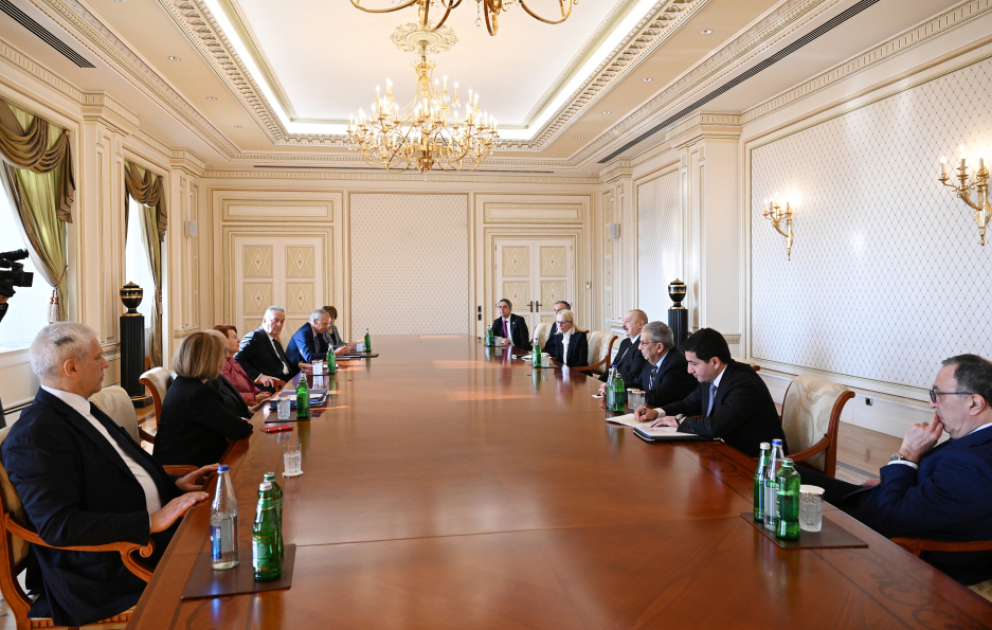 Präsident Ilham Aliyev empfängt Ko-Vorsitzenden und Vorstandsmitglieder des Internationalen Nizami Ganjavi-Zentrums VİDEO