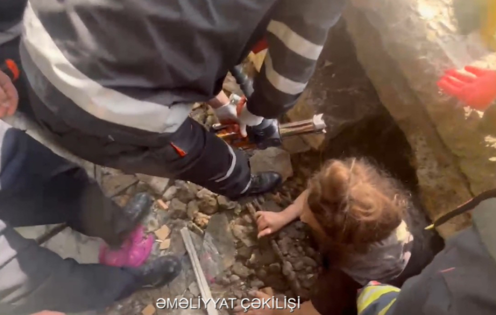Bərdədə yaşayış binasının eyvanı uçub, bir nəfər dağıntılar altında qalıb VİDEO