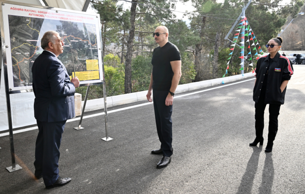 Le président Ilham Aliyev et son épouse Mehriban Aliyeva participent à la réouverture d’une route rénovée dans la région d'Aghdéré MIS A JOUR VIDEO