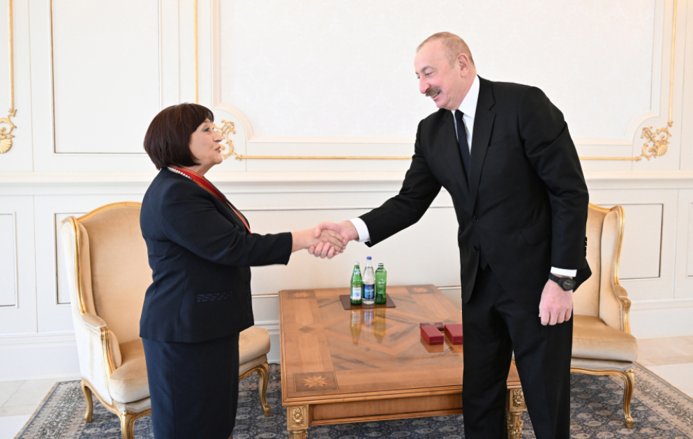 Prezident İlham Əliyev Sahibə Qafarovaya “Şərəf” ordenini təqdim edib - YENİLƏNİB VİDEO