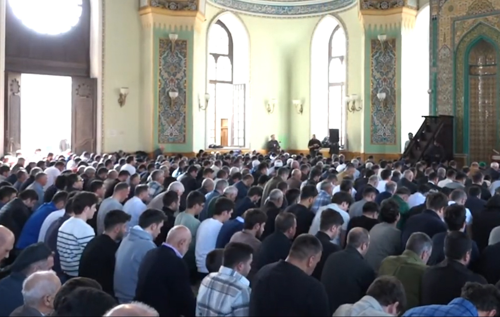 Bakının məscidlərində bayram namazı qılınıb VİDEO
