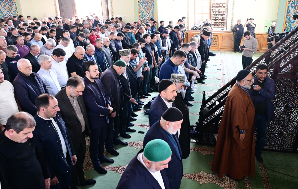 Eid al-Fitr prayer held in Azerbaijan VIDEO