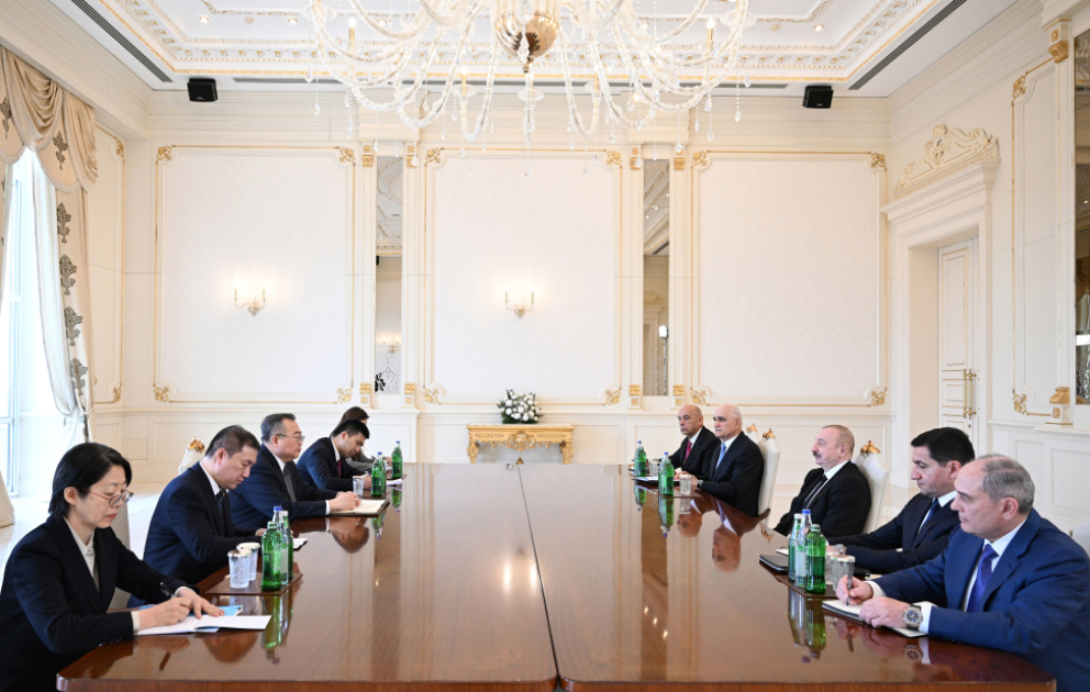 Präsident Ilham Aliyev empfängt Minister der İnternationalen Abteilung des Zentralkomitees der Kommunistischen Partei Chinas VIDEO