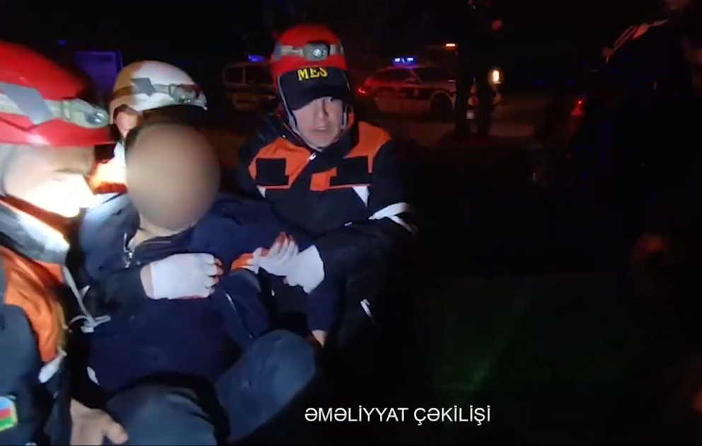 Qəzaya düşən avtomobildəki sürücü xilas edilib VİDEO
