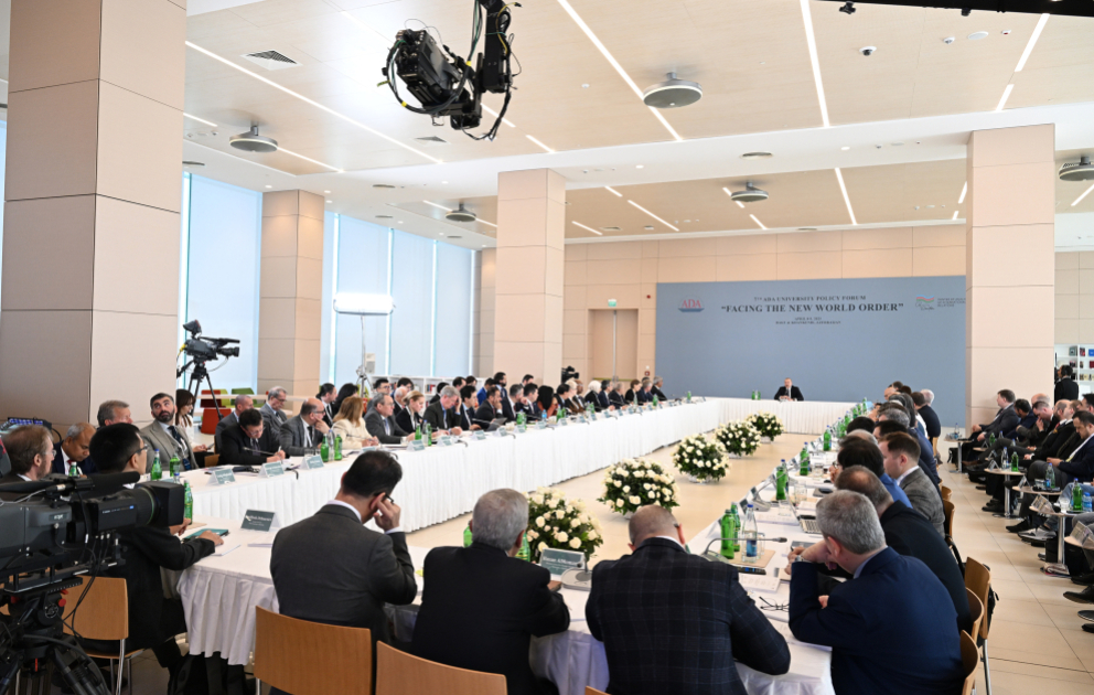 Internationales Forum zum Thema “Auf dem Weg zur neuen Weltordnung“ an der ADA-Universität mit Teilnahme von Präsident Ilham Aliyev AKTUALISIERT VIDEO