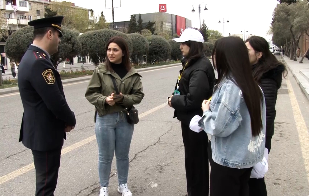 Sumqayıtda piyadalar arasında yol hərəkəti qaydalarının təşviqi işinə könüllü gənclər də cəlb olunublar VİDEO