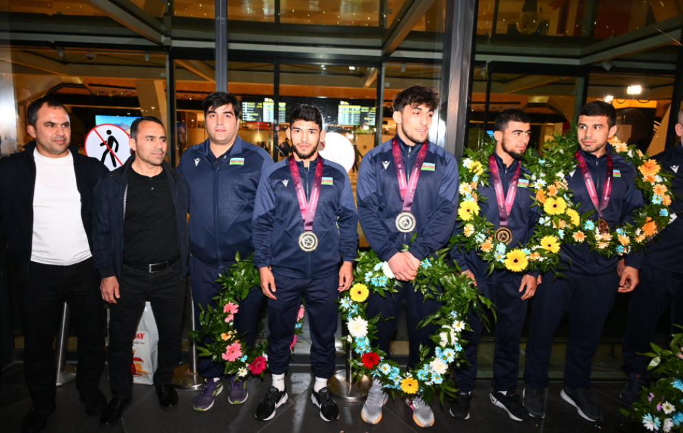 Avropa çempionatında uğurla çıxış edən yunan-Roma güləşçilərimiz Vətənə qayıdıblar VİDEO