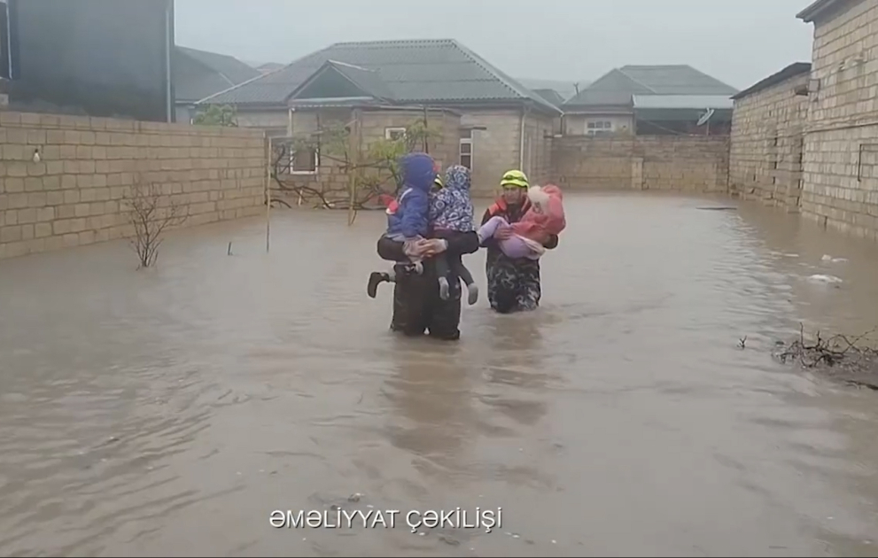 Yağıntılı və küləkli hava şəraitində FHN-in həyata keçirdiyi tədbirlər açıqlanıb: 53 nəfər təxliyə edilib - YENİLƏNİB 3 VİDEO