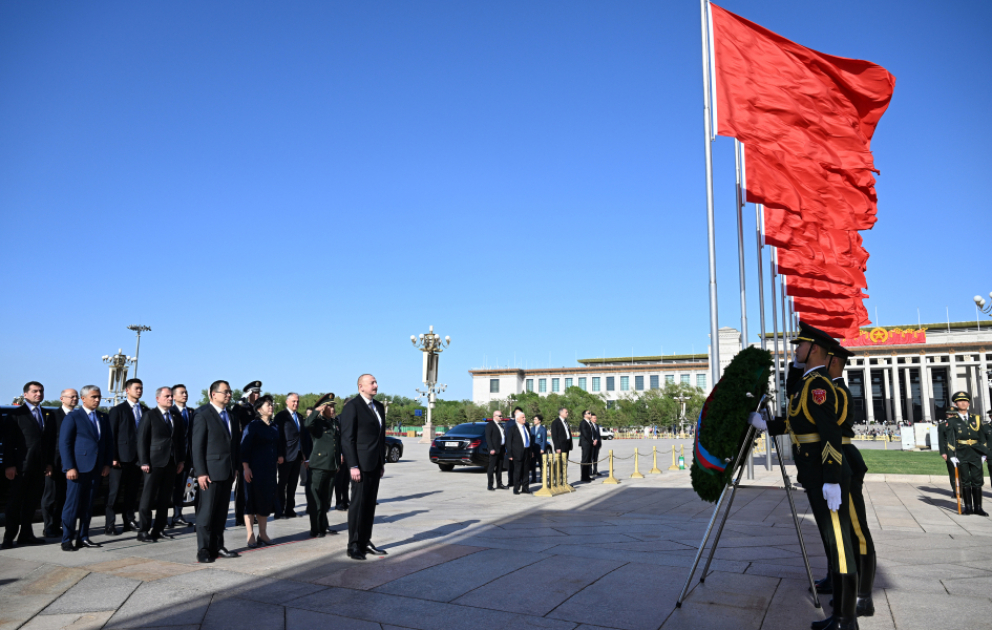 Prezident İlham Əliyev Pekində Xalq Qəhrəmanları Abidəsini ziyarət edib YENİLƏNİB VİDEO