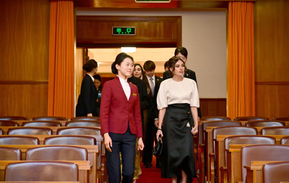 First Lady Mehriban Aliyeva besucht Große Halle des Volkes in Peking VIDEO