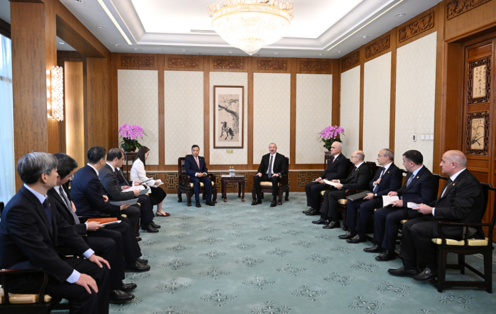 Präsident Ilham Aliyev trifft Vorsitzenden von „China Energy Engineering Corporation“ in Peking VIDEO